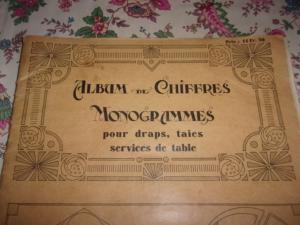 Très grand album ancien de broderies , de monogrammes , années 30