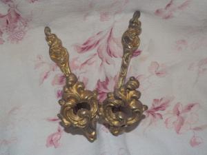 Une paire de porte-embrasses anciens en bronze
