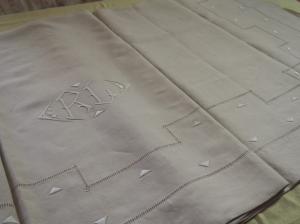 Beau drap ancien en lin , brodé main , monogrammé RL