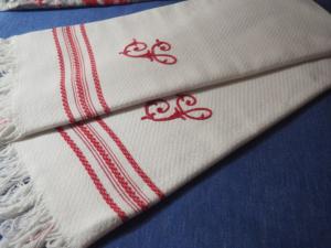 2 jolies serviettes bicolores blanches et rouges pour la Toilette, style nid d'abeille, monogramme S