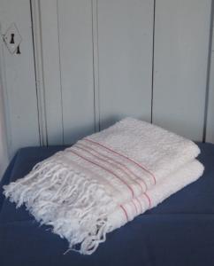 2 grandes serviettes anciennes de toilette, éponge blanche à rayures rouges avec franges