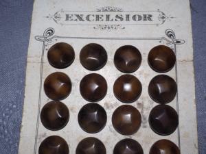 8 boutons anciens , aspect " écaille  "