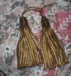 2 pompons anciens, fil métallisé or, canetille
