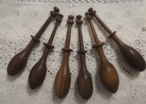 Un lot de 6 beaux fuseaux anciens en bois , fuseaux pour dentelle
