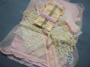  Lot de tissus anciens, dentelles et broderies anciennes pour créations textiles