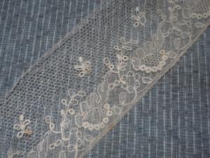 Jolie et large dentelle ancienne