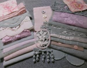 Bon lot éléments anciens pastels , pour créations textiles, scrapbooking, patchwork, dentelles anciennes , broderies anciennes
