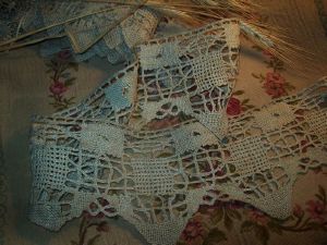  RARE TRES LARGE DENTELLE ANCIENNE EN CHANVRE, largeur 14 cm